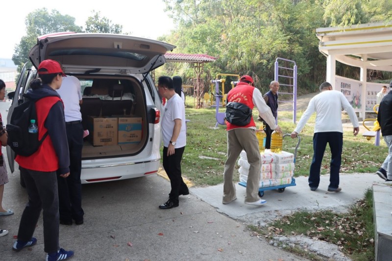 滑環(huán)企業(yè)社會(huì)送愛心活動(dòng) 滑環(huán)企業(yè)社會(huì)送愛心活動(dòng)